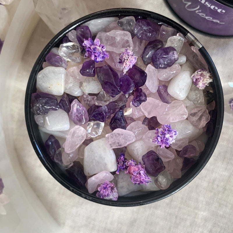 bougie-wicca-wiccan-sorcière-moderne-bougie-parfumée-amande-cannelle-girofle-et-pierres-naturelles-pierre de lune-quartz-rose-améthyste