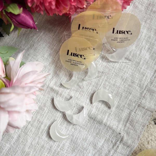 Petite Pierre de Lune en Onyx Blanc – Pureté & Sérénité