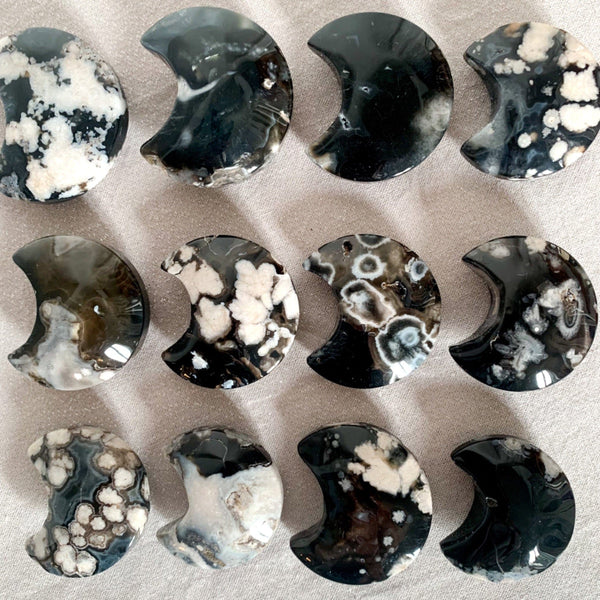 pierre naturelle d'agate noir en forme de croissant de lune