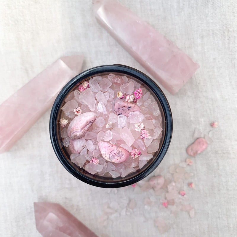 bougie précieuse aux pierres de lithothérapie infusée de quartz rose et de rhodhonite rose et parfumé à la rose et soie pour des vertus de confiance en soi et d'amour de soi