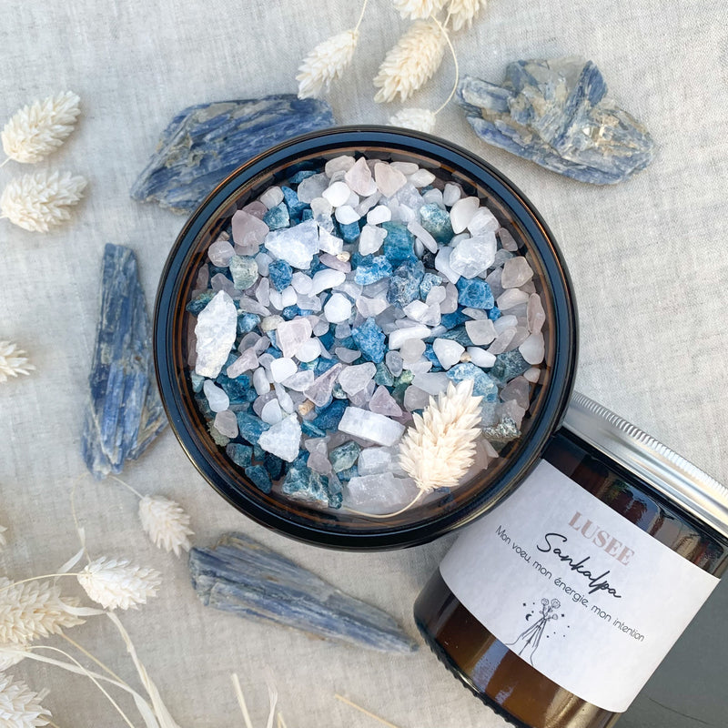 bougie sur mesure aux pierres précieuses choisies intuitivement par la marque luseebougies avec un parfum sain et sans matières nocive et coulé de manière artisanale à paris