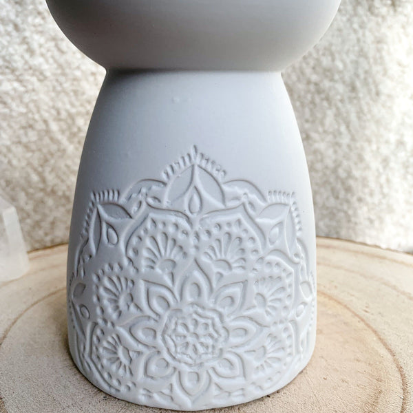 Brûle parfum gravures spirituelles mandala pour faire fondre ses bougies ou fondants parfumés dans cet accessoire d'intérieur en céramique porcelaine blanche